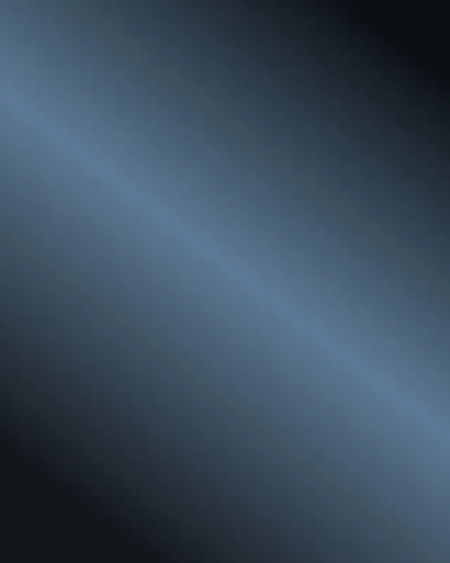 Pintura abstracta en tonos azul grisáceo con una veta de luz vertical.
