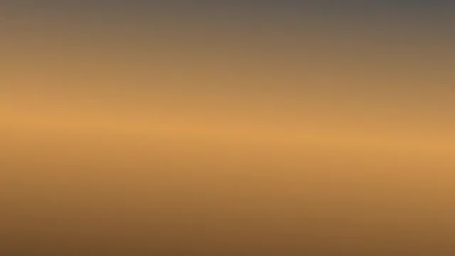 Fotograma de un video de proceso de pintura con tonos ámbar en movimiento.